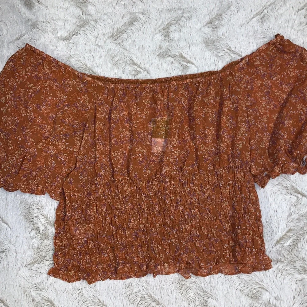 NWT - Rabbit Rose Crop Top - Picture 5 of 7